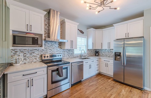 Summerhill House | Chic Downtown Bungalow | Walk to Restaurants