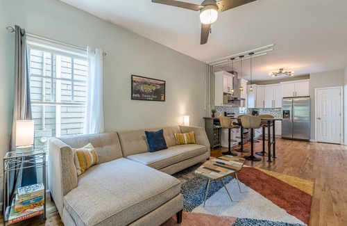 Summerhill House | Chic Downtown Bungalow | Walk to Restaurants