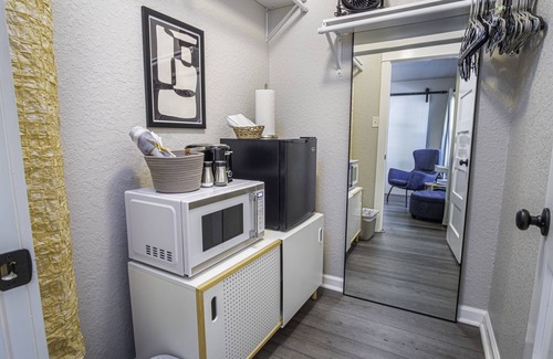 Southtown Cottage | Chic Downtown Farmhouse With Garden and BBQ Grill