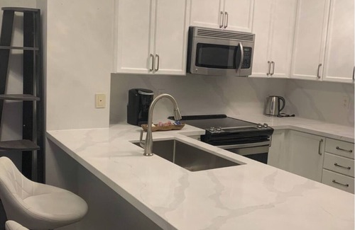 Downtown Mississauga Condo | Chic Downtown Mississauga Condo | 5 Min Walk to Square One!