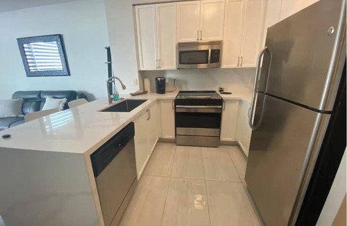 Downtown Mississauga Condo | Chic Downtown Mississauga Condo | 5 Min Walk to Square One!