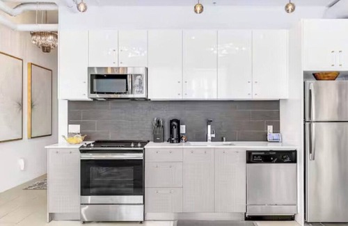 Downtown Los Angeles Apartment | Chic DTLA 1-bedroom sleeps 4 with Rooftop Pool and Free Parking