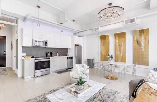 Downtown Los Angeles Apartment | Chic DTLA 1-bedroom sleeps 4 with Rooftop Pool and Free Parking
