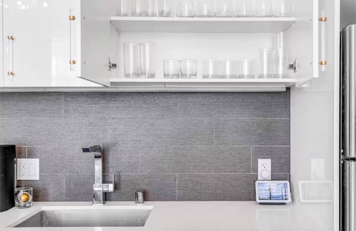 Downtown Los Angeles Apartment | Chic DTLA 1-bedroom sleeps 4 with Rooftop Pool and Free Parking
