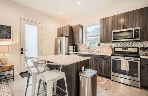 Govalle House | Chic East Austin Home-New-Walkable-Free Parking