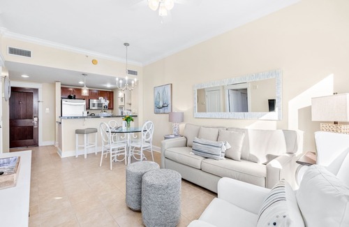 Baytowne Wharf Condo | Chic eighth-floor condo with pool, hot tub, sauna & private W/D