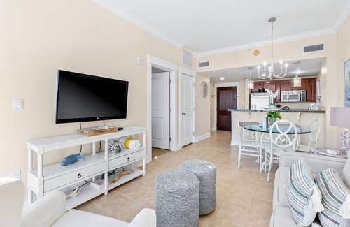 Baytowne Wharf Condo | Chic eighth-floor condo with pool, hot tub, sauna & private W/D