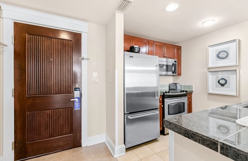 Baytowne Wharf Condo | Chic eighth-floor condo with pool, hot tub, sauna & private W/D