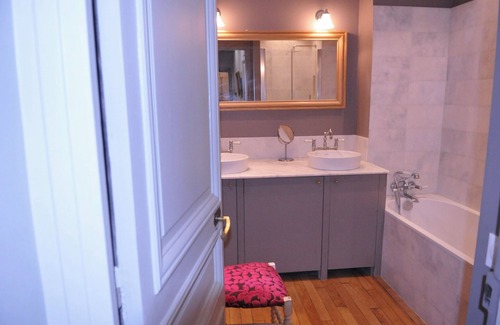 17th Arrondissement Apartment | Chic et Calme, un Appartement Typiquement Haussmannien, à 15 mn de L'etoile