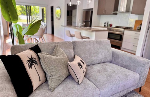 Scarborough House | Chic Family Friendly 4BR Retreat Near Redcliffe