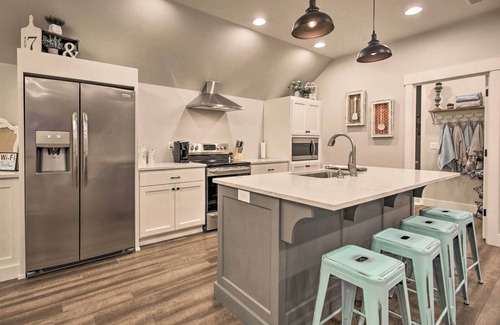 McMinnville House | Chic Farmhouse w/Creek in Heart of Wine Country!