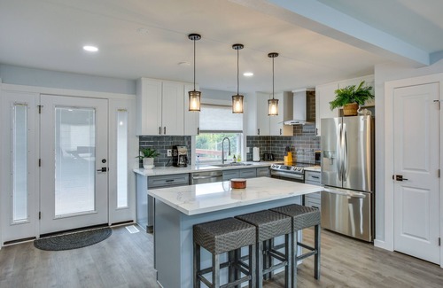 Federal Way House | Chic Federal Way Home ~ 12 Mi to Downtown Tacoma!