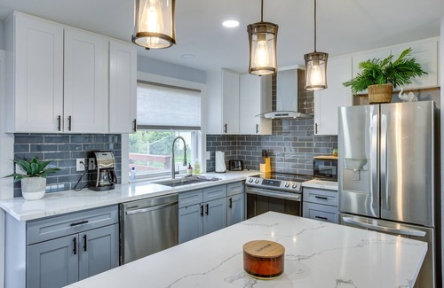 Federal Way House | Chic Federal Way Home ~ 12 Mi to Downtown Tacoma!