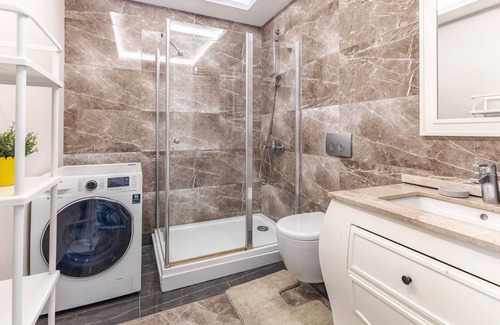 Gaziosmanpasa Apartment | Chic Flat 20 min to Kanyon Mall in Gaziosmanpasa