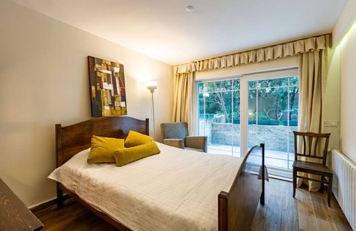 Besiktas Apartment | Chic Flat w Backyard 5 min to Akmerkez in Besiktas
