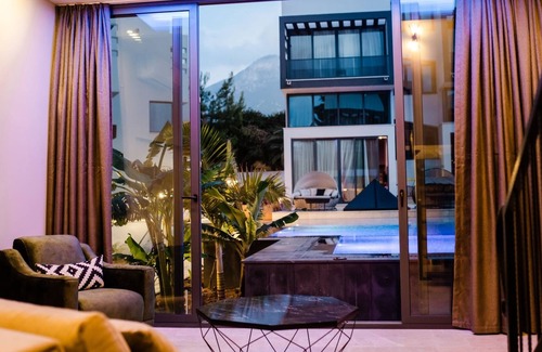 Karakum House | Chic Flat w Pool 5 min to Beach in Kyrenia