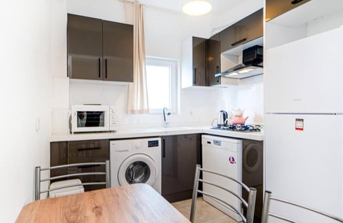 Turgutreis City Center Apartment | Chic Flat w Terrace 3 min to Beach in Bodrum