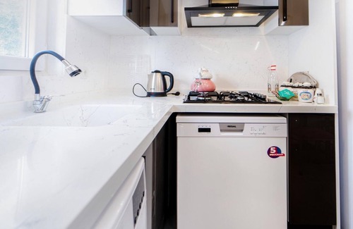 Turgutreis City Center Apartment | Chic Flat w Terrace 3 min to Beach in Bodrum