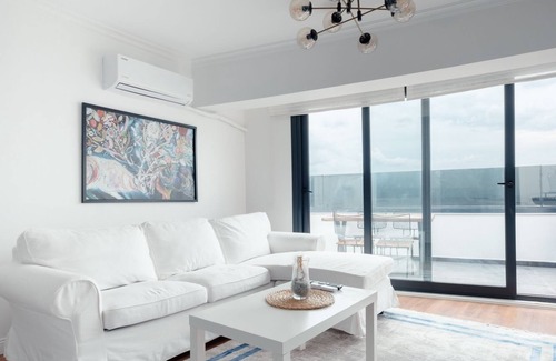 Fatih Apartment | Chic Flat w Terrace, Jacuzzi 15 min to Blue Mosque