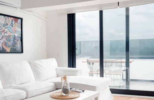 Fatih Apartment | Chic Flat w Terrace, Jacuzzi 15 min to Blue Mosque