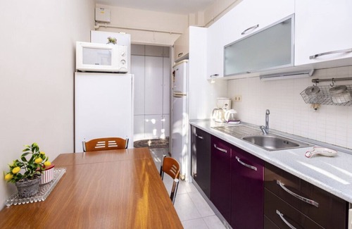Caddebostan Mahallesi Apartment | Chic Flat with Balcony Close to Caddebostan Shore