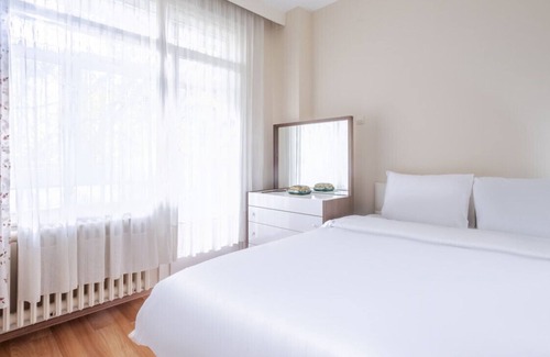 Caddebostan Mahallesi Apartment | Chic Flat with Balcony Close to Caddebostan Shore