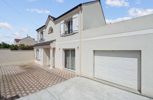 Villabe Villa | Chic friendly and spacious house with parking, terrasse and garden