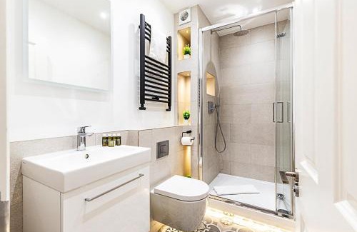 Ealing Common Apartment | Chic Garden Flat in Leafy Ealing
