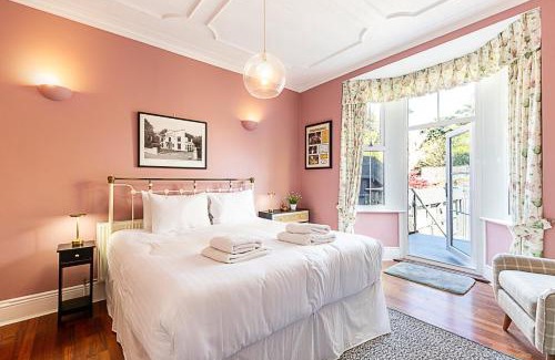 Ealing Common Apartment | Chic Garden Flat in Leafy Ealing