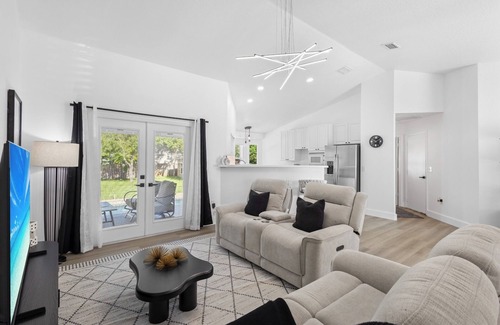 Gulf Gate Estates House | Chic happens 3/2pool 5min from Siesta