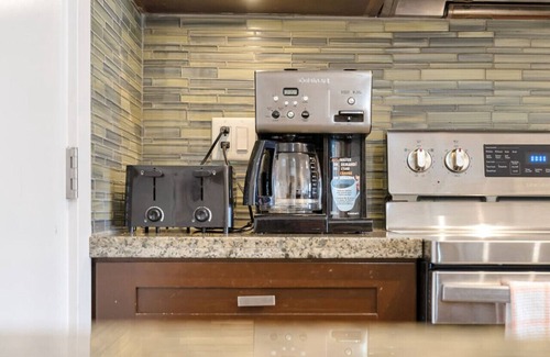 Harrison Hot Springs Apartment | Chic Haven: Stylish 3-Bedroom Lake View Escape