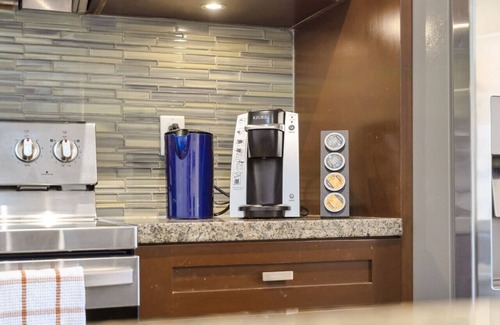 Harrison Hot Springs Apartment | Chic Haven: Stylish 3-Bedroom Lake View Escape