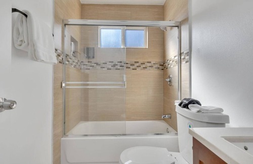 Lennox House | Chic home near SOFI & LAX