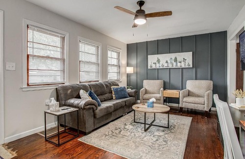 Independence House | Chic Home with Huge Grassy Yard 7 mins to Arrowhead Stadium