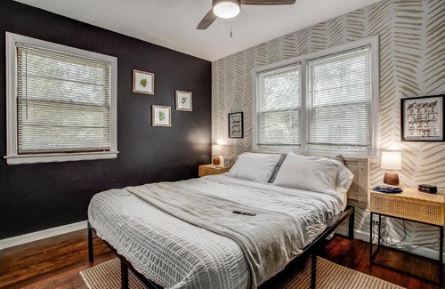 Independence House | Chic Home with Huge Grassy Yard 7 mins to Arrowhead Stadium