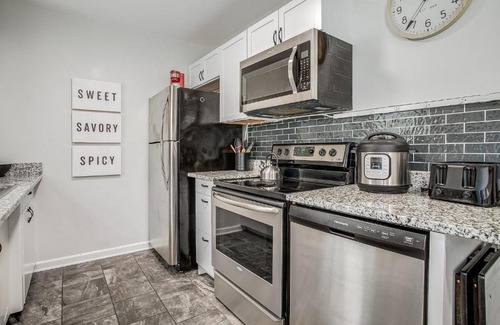 Independence House | Chic Home with Huge Grassy Yard 7 mins to Arrowhead Stadium