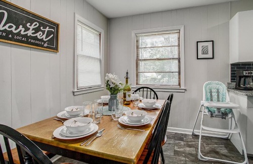 Independence House | Chic Home with Huge Grassy Yard 7 mins to Arrowhead Stadium
