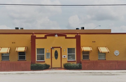 Hialeah House | Chic hotel in awesome Hialeah with WiFi, AC Anchor #5