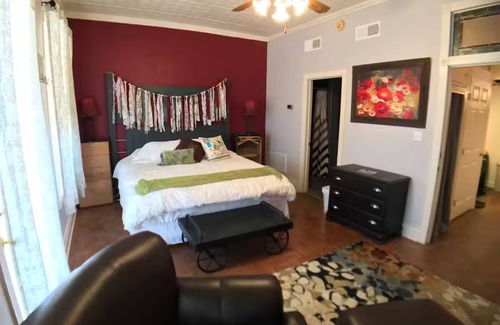 Mason Hotel | Chic hotel with balcony with WiFi in charming downtown Mason, prime location