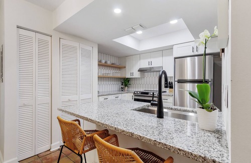 Historic Hyde Park North Condo | Chic Hyde Park Condo - 2 bed, 2 bath - 5 min to Shops, Bayshore & Amalie
