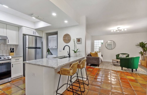 Historic Hyde Park North Condo | Chic Hyde Park Condo - 2 bed, 2 bath - 5 min to Shops, Bayshore & Amalie