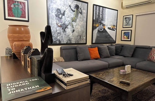 Ikoyi Bed & Breakfast | Chic Ikoyi Guesthouse with Pool, 6 Bedrooms – Perfect for Families & Groups