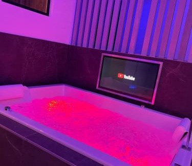 Plaine Centre Ville Apartment | Chic & Jacuzzi