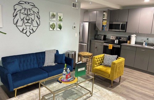 Cedars Apartment | Chic King BD Safari Space Near Downtown + Nightlife