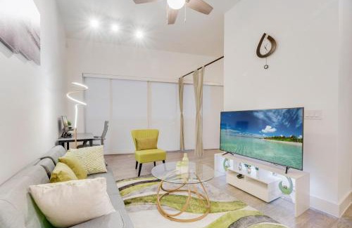 Cedars Apartment | Chic loft style 2BR I Gym I Parking I Workspace