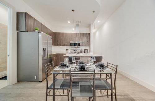 Cedars Apartment | Chic loft style 2BR I Gym I Parking I Workspace