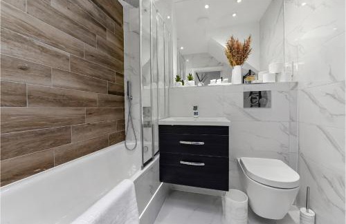 Harringay Apartment | Chic London Flat - 2 Doubles & Full Bath