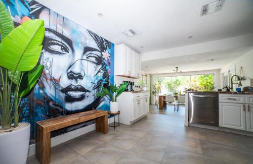 Edgewood House | Chic MangoTree villa Heated Pool
