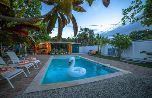 Edgewood House | Chic MangoTree villa Heated Pool