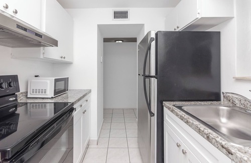 Edgewater Apartment | Chic Miami 2 bedrooms apartment - heart of Edgewater - Free parking & balcony